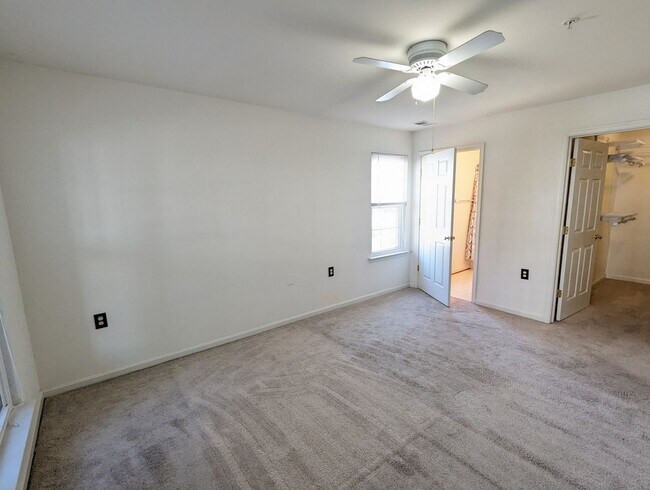 Building Photo - Beautifully maintained ground level condo in Germantown ready by mid April!