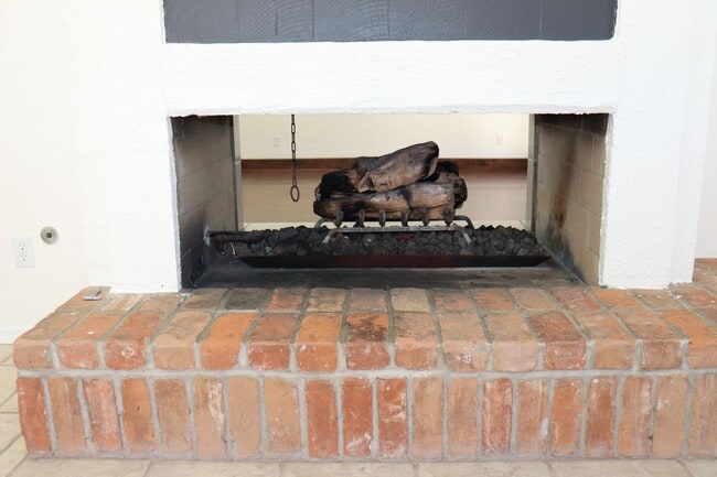 Building Photo - 5 Bedroom, 2 Bathroom