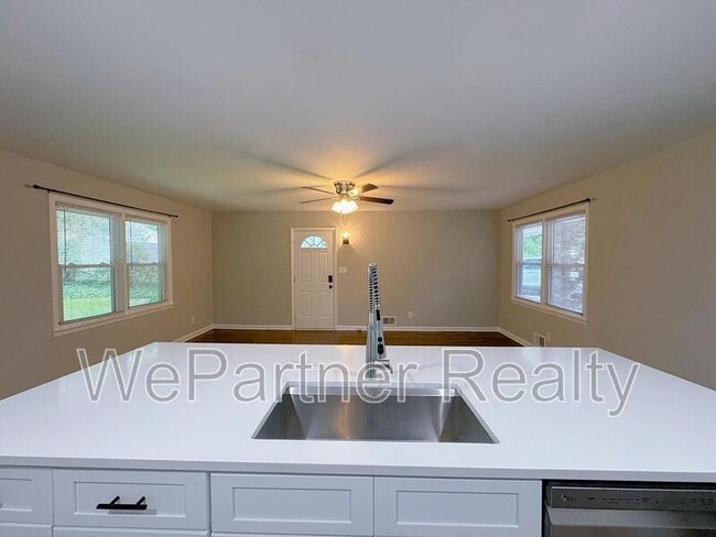 Building Photo - 3469 Navaho Trail SE