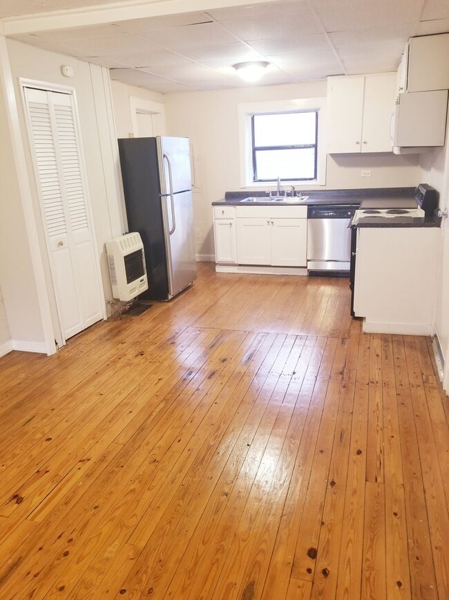 Building Photo - Three Bedroom Two Story House!