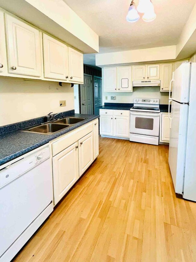 Building Photo - 6-Bedroom, 2-Bath Single-Family Home – Pri...