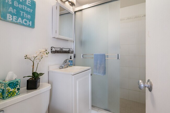 Building Photo - Fully Furnished beautiful Studio- ALL util...