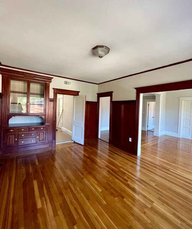 Building Photo - Nice 3 bed in Brookline