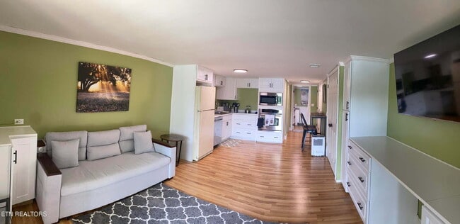 Building Photo - Fully furnished studio