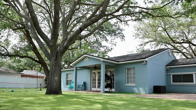 Building Photo - 4118 W Palmira Ave