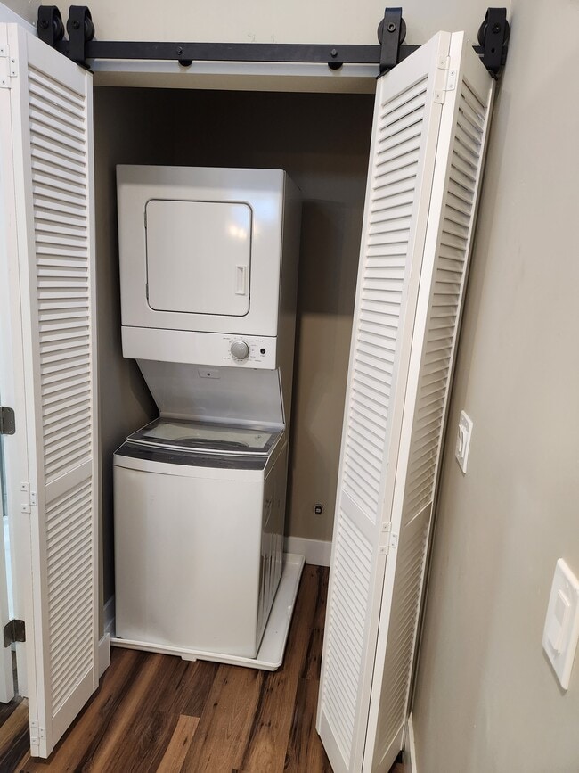 Building Photo - 1926 Broadway St