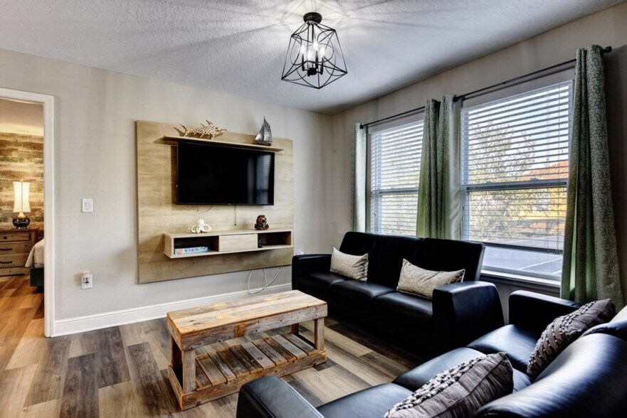 Primary Photo - 5254 Wildwood Wy