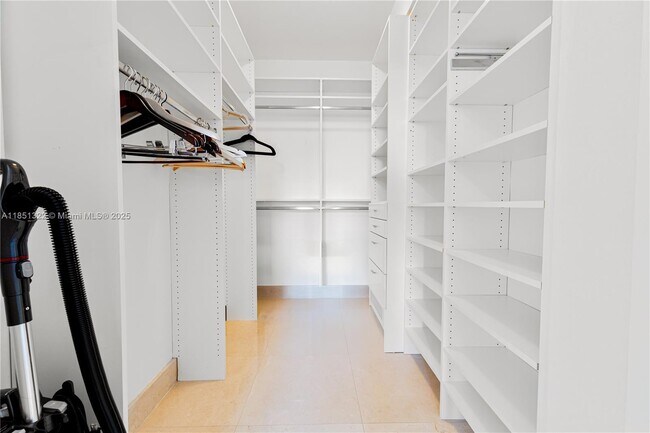 Building Photo - 20000 E Country Club Dr