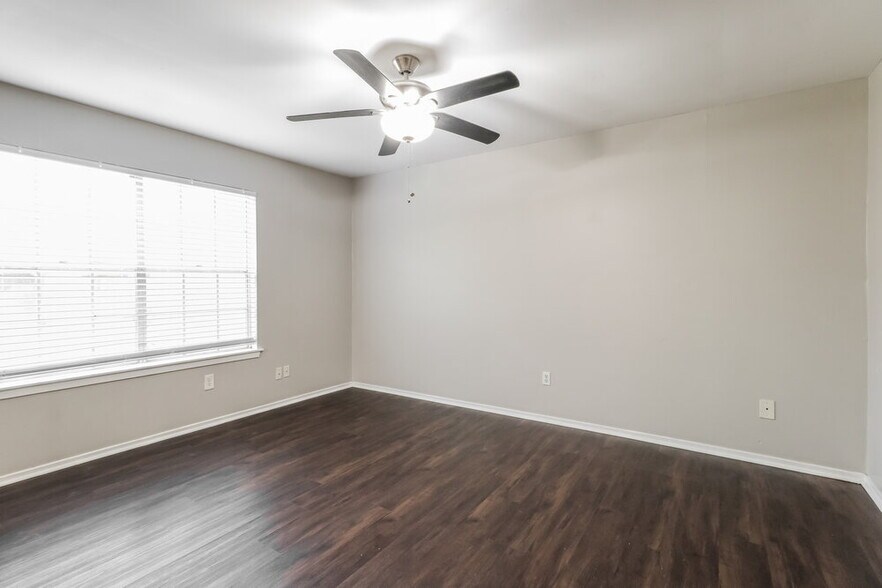 Building Photo - 2703 Wood River Rd