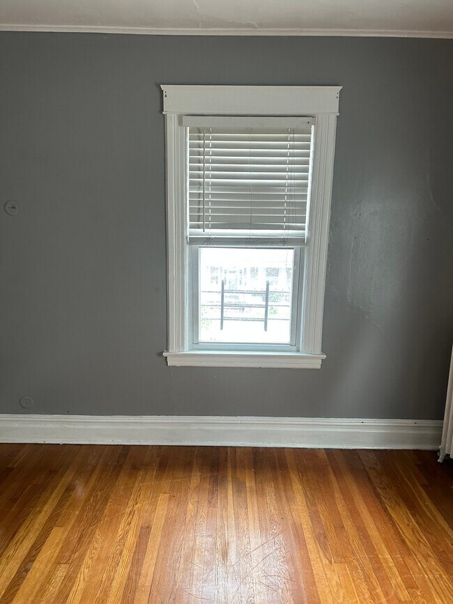 Building Photo - 158 Paulding Ave