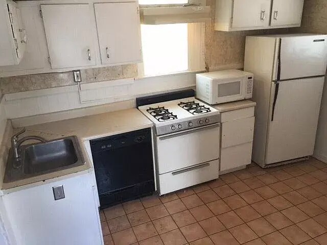 Kitchen - 80 McMillen Ave