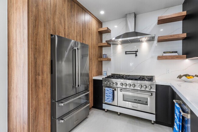 Building Photo - 2330 Lake Ave