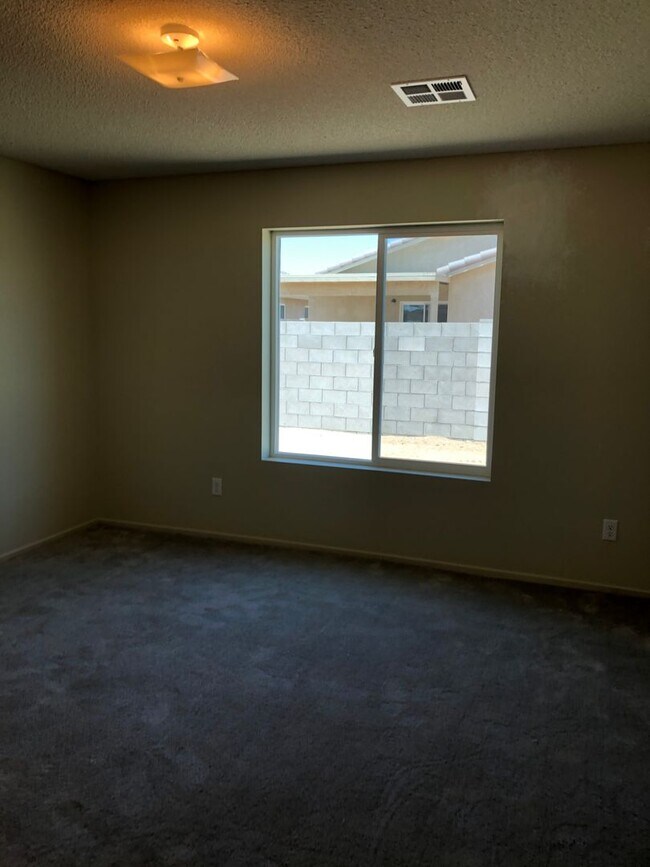 Building Photo - 3 Bedroom Home in Desert Oasis