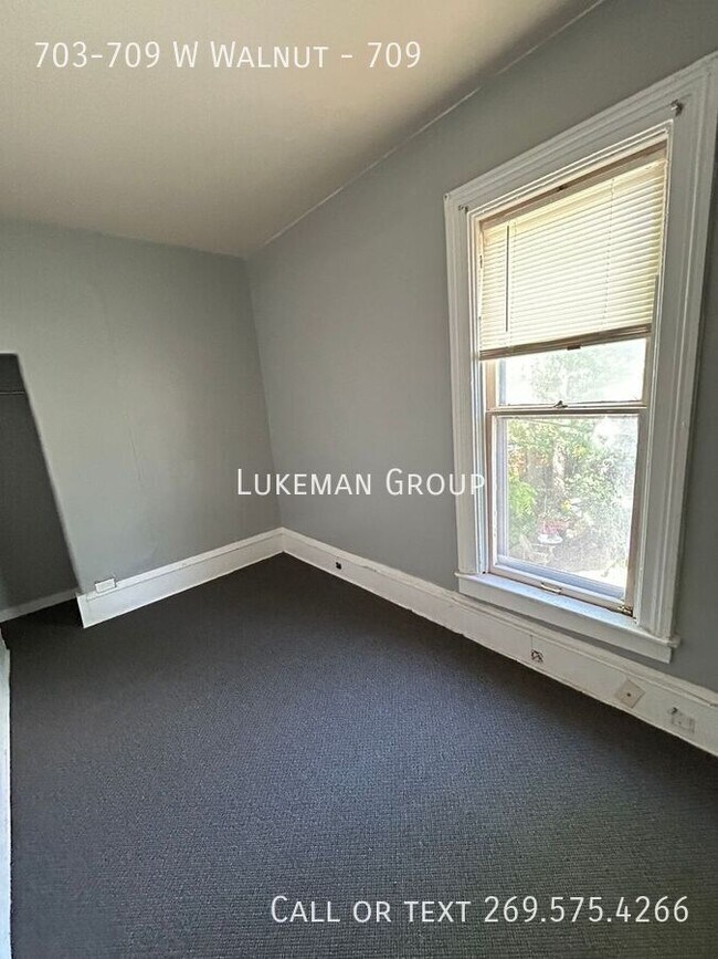 Building Photo - 703-709 W Walnut-709