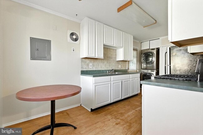 Building Photo - 1002 Marton St
