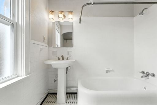 Building Photo - 3229 Beacon Hill Ave