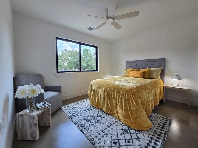 Building Photo - 1112 W N Loop Blvd