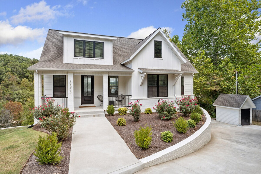 Building Photo - 22030 Dogwood Cir