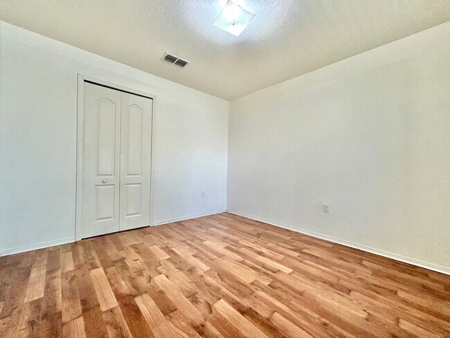 Building Photo - Designed for Living! 4beds, 2baths, attic ...