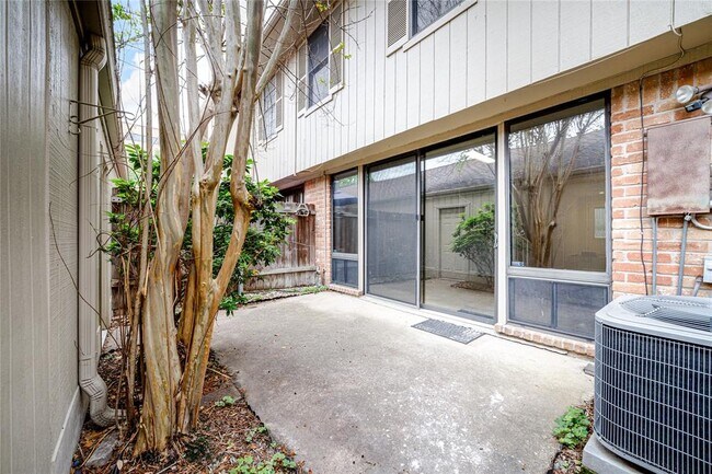 Building Photo - 7505 Memorial Woods Dr