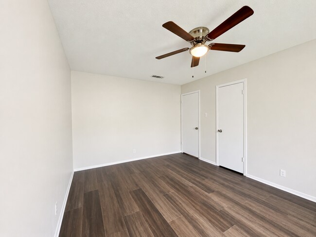 Building Photo - Gorgeous 3/2 recently renovated in homey neighborhood