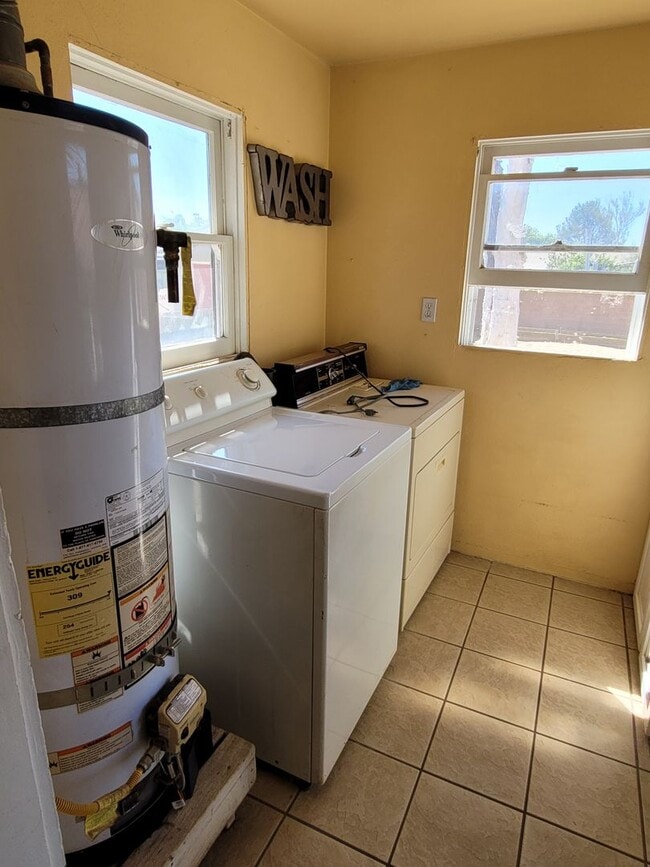 Building Photo - Craftsman home 2bed 1 bath, garage on a la...