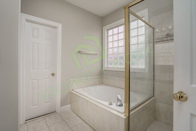 Building Photo - Executive Style Rental in Red Oak