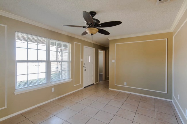 Building Photo - 830 E Linda Dr