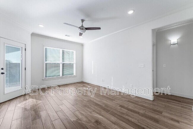 Building Photo - 3307 SW Hillstone Ave