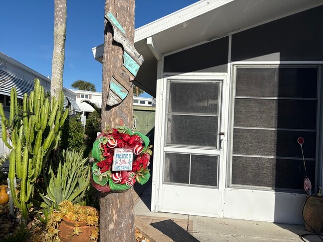 Building Photo - 562 Carousel Ln