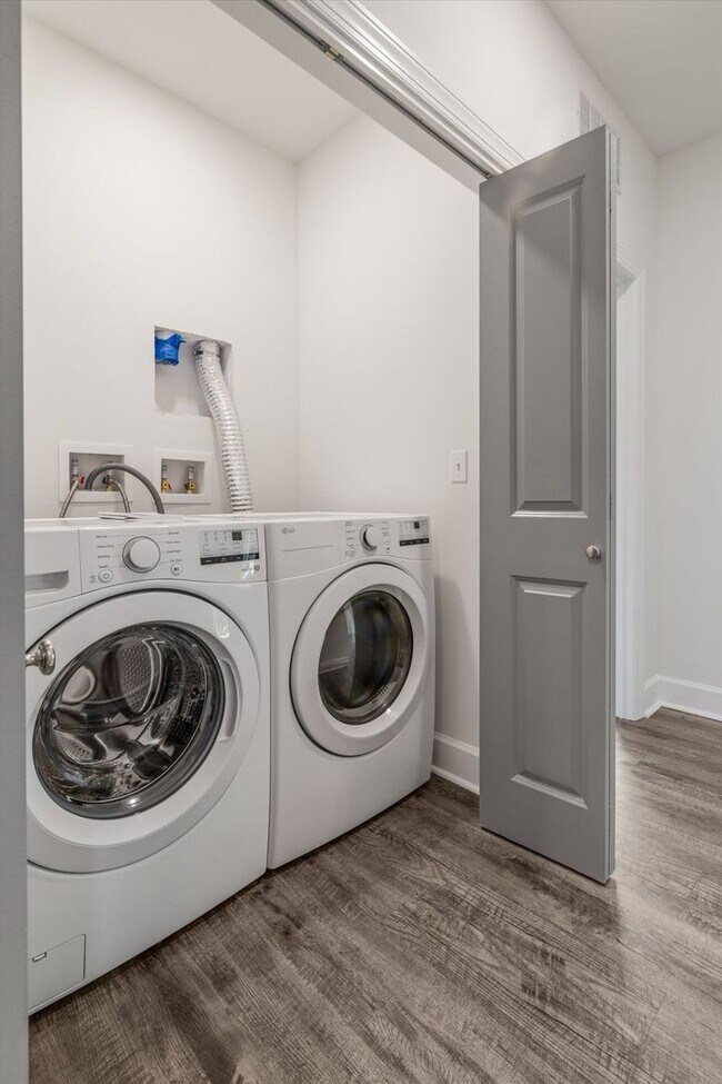 Building Photo - 5/5.5 Townhomes, Built 2024, Walk to stadium! Available August 2026!