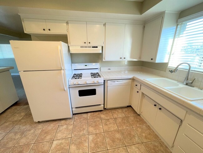 Building Photo - Pierpont Beach Duplex