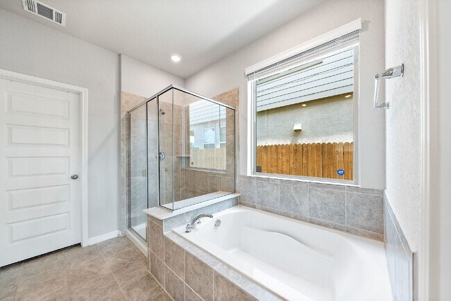 Building Photo - Rental Home w/ a POOL!!!