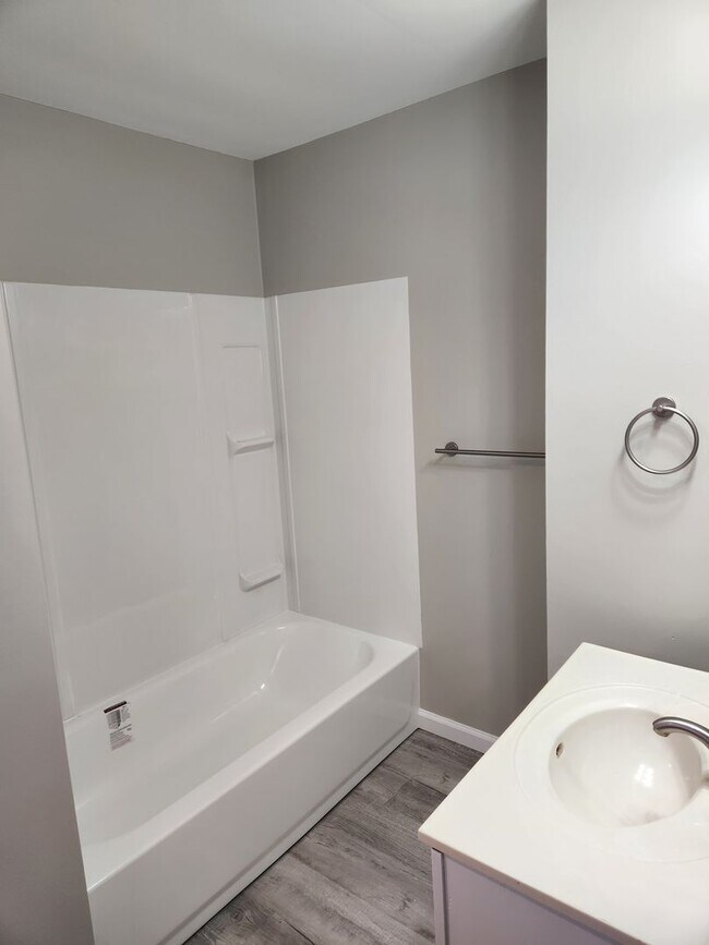 Building Photo - 3 bed, 2 bath, 1 car garage Newly remodeled with fenced backyard!