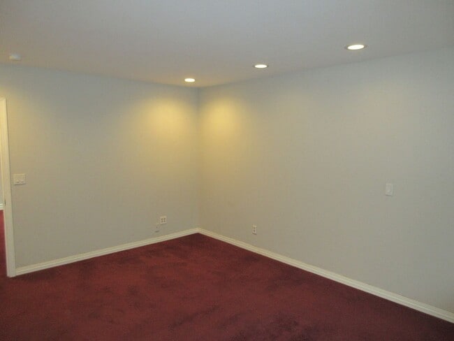 Building Photo - Beautiful Three Bedroom in the Hills of South Salem