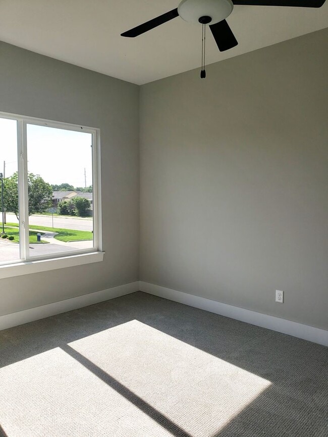 Building Photo - Beautiful  3 bed / 2 bath duplex