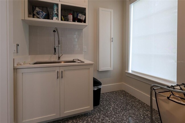 Building Photo - 2402 W Parkland Blvd