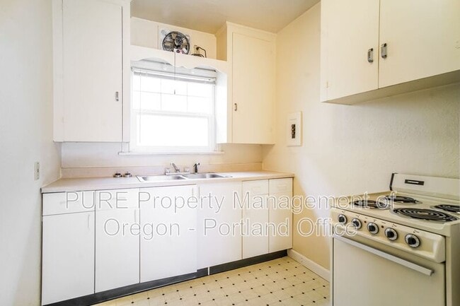 Building Photo - 715 NE 20th Ave