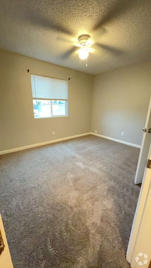 Building Photo - 2227 Glen Ave, Fresno. MOVE IN SPECIAL
