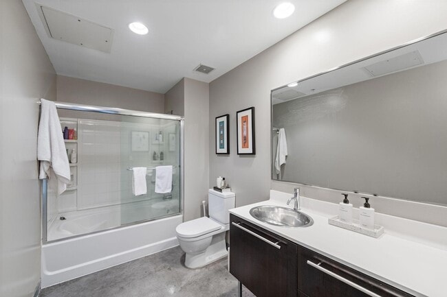 Building Photo - 700 N Washington Ave