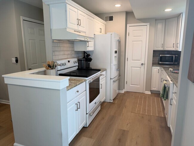 Building Photo - 10 Cobblestone Ct