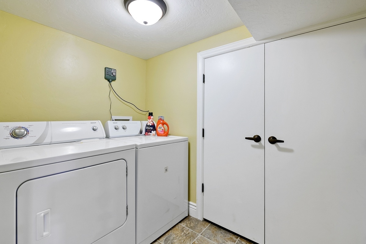 Building Photo - 980 E Bryan Ave