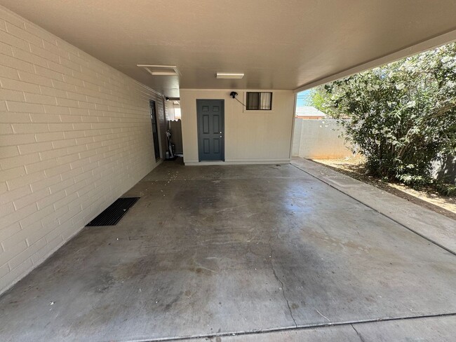 Building Photo - 1040 S Grand