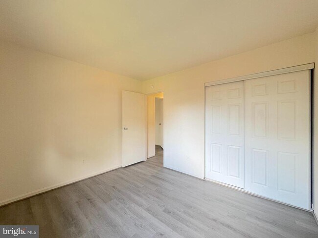 Building Photo - 8848 Walutes Cir