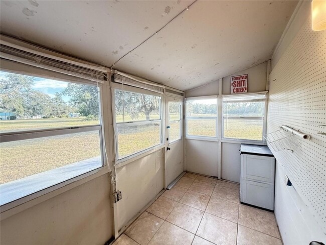 Building Photo - 2202 Clubhouse Dr