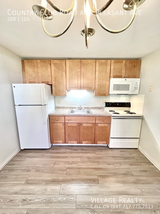 Building Photo - Roomy, remodeled 2-bed w/ on-site laundry ...