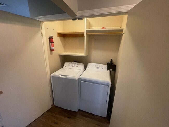 Building Photo - 2 bed, 1 bath all updated and includes ful...