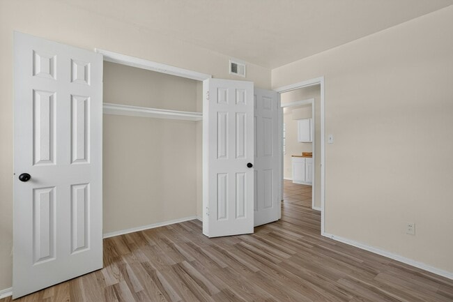 Building Photo - 1004 Lotus Ave