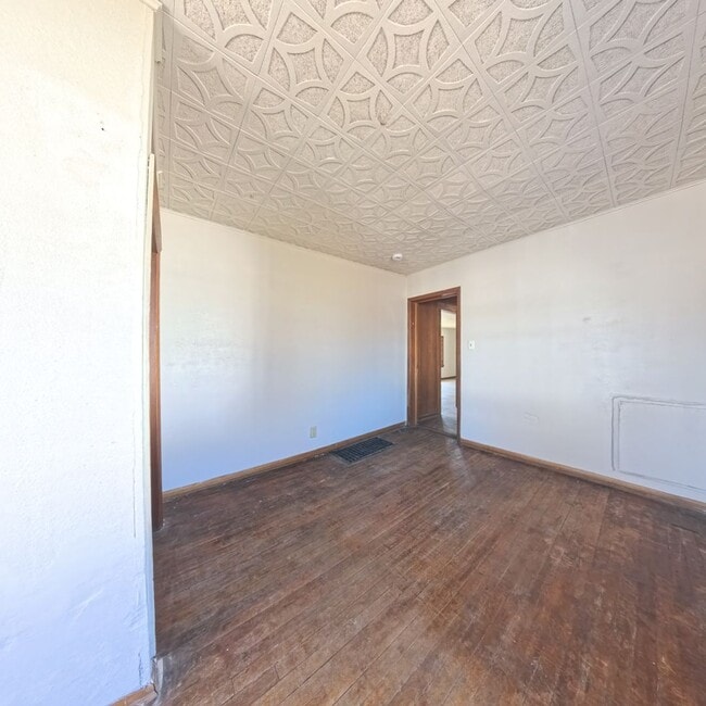 Building Photo - 3 Bedroom on the East Side with Garage