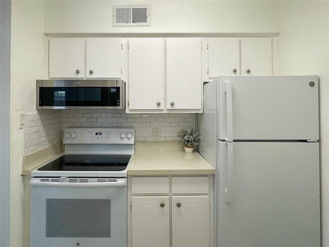 Building Photo - 3402 Garrott St